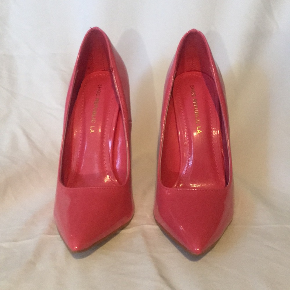 Adorable salmon pink classic style pumps
